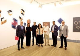 El director general de Patrimonio, Pablo León; la comisaria de la muestra, Sara Moro; los hijos del artista, Mario y Carmen, junto a Santamarina; el concejal de Cultura de Oviedo, David Álvarez; y el director en funciones del museo, Gabino Busto.