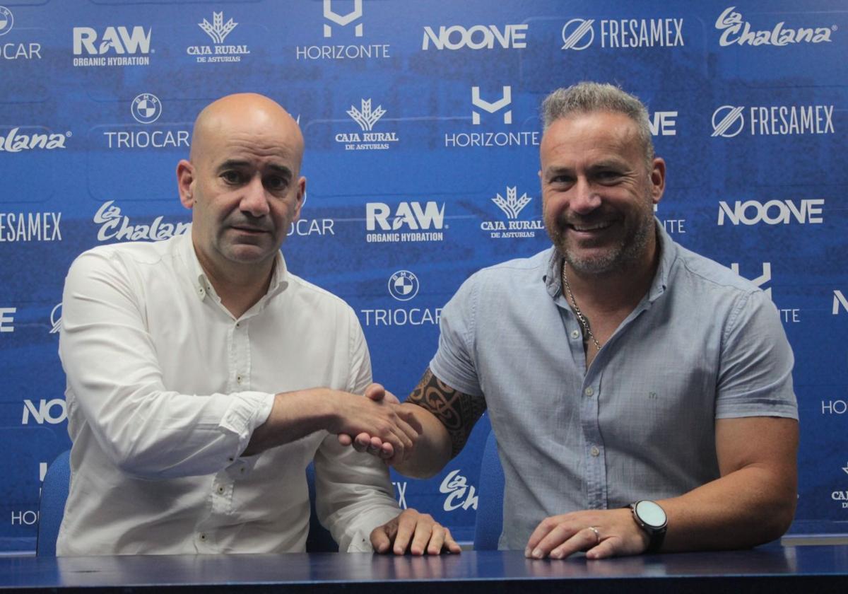 Pedro Arboleya, director general del Real Avilés, estrecha la mano de Iván González, su sucesor en el banquillo del femenino.