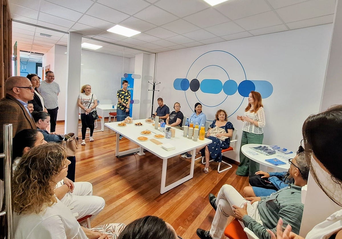 La directora de la oficina de Randstad en Avilés, Jezabel López, charla con los asistentes a la jornada.