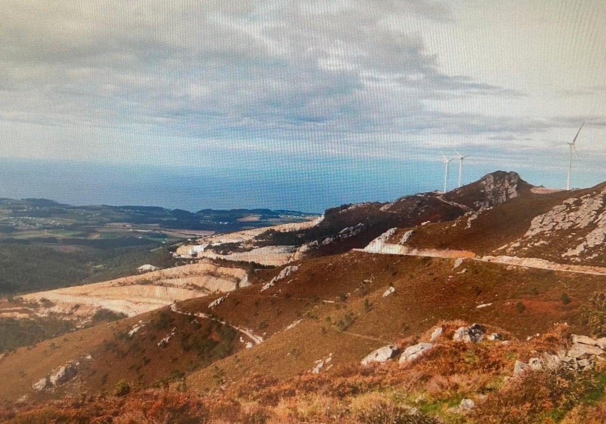 A la derecha, el parque eólico del pico de Los Carbayois, que con la decisión de la Consejería de Ordenación del Territorio quedará íntegramente dentro del límite municipal de Navia.