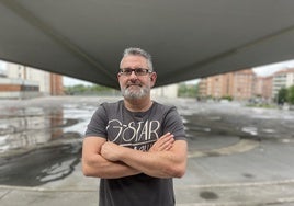 Sergio Luaces Edreira, nuevo jefe de la Policía Local de Carreño, en la plaza del Paraguas de Pola de Siero.