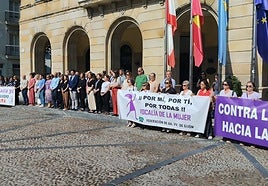 Minuto de silencio que se celebró en la tarde de este jueves ante el Ayuntamiento de Gijón.