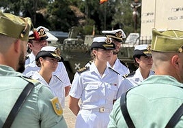 La Princesa de Asturias, entre algunos compañeros, en un acto castrense en Ceuta, el 21 de junio, durante la escala de la fragata 'Blas de Lezo' en la ciudad autónoma.
