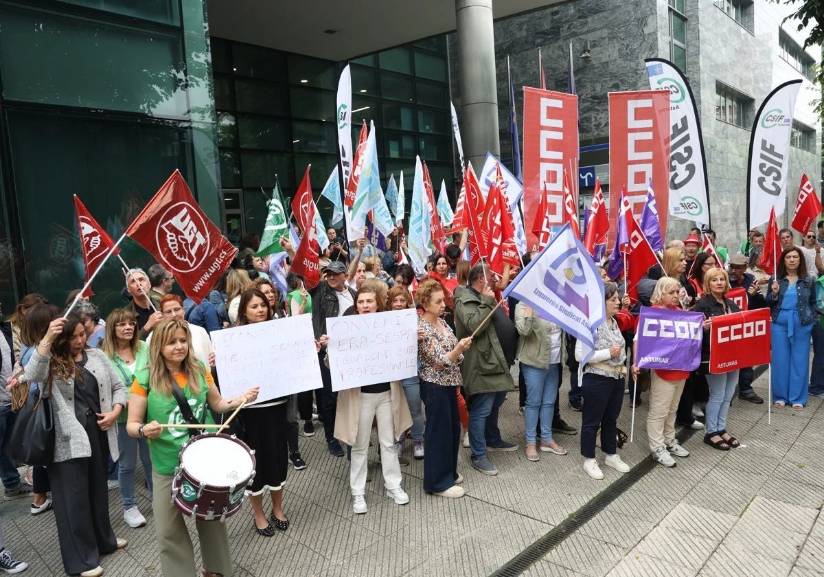 Concentración el pasado día 11 en apoyo de los delegados sindicales del ERA encerrados en la Consejería de Hacienda.