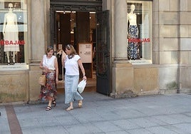 Una de las tiendas de la calle Corrida con el cartel de rebajas en su escaparate.