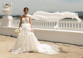 Rebeca Bolado, de Apparentia, luciendo uno de sus vestidos de novia, diseñado por ella misma para la ceremonia.