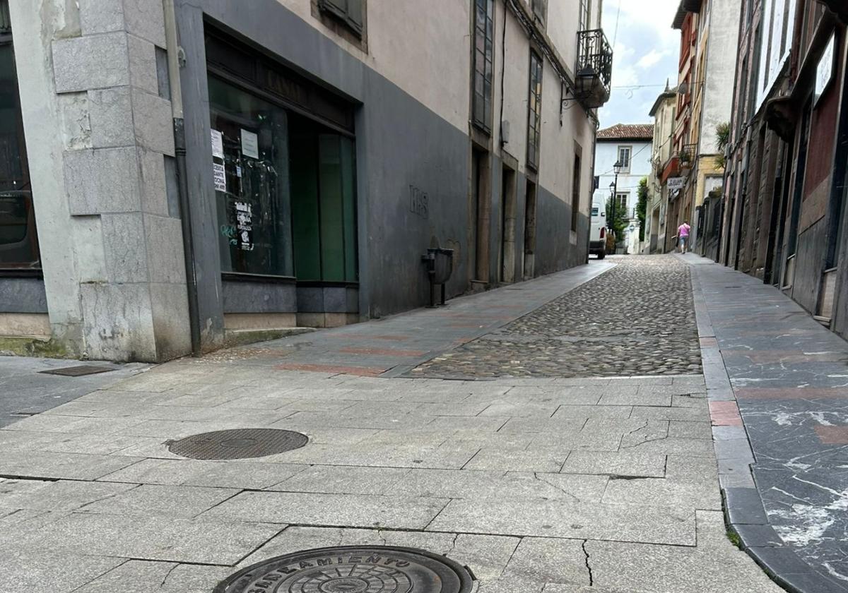 Estado de una de las calles principales del casco histórico.