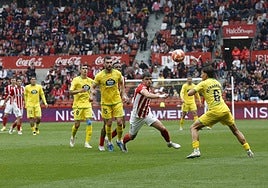 Pablo Vázquez, a la izquierda, durante el partido que el Deportivo jugó en El Molinón, con Pablo García persiguiendo el balón.