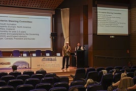 Helle Thorning y Luis López durante su intervención en el congreso de ETAC.