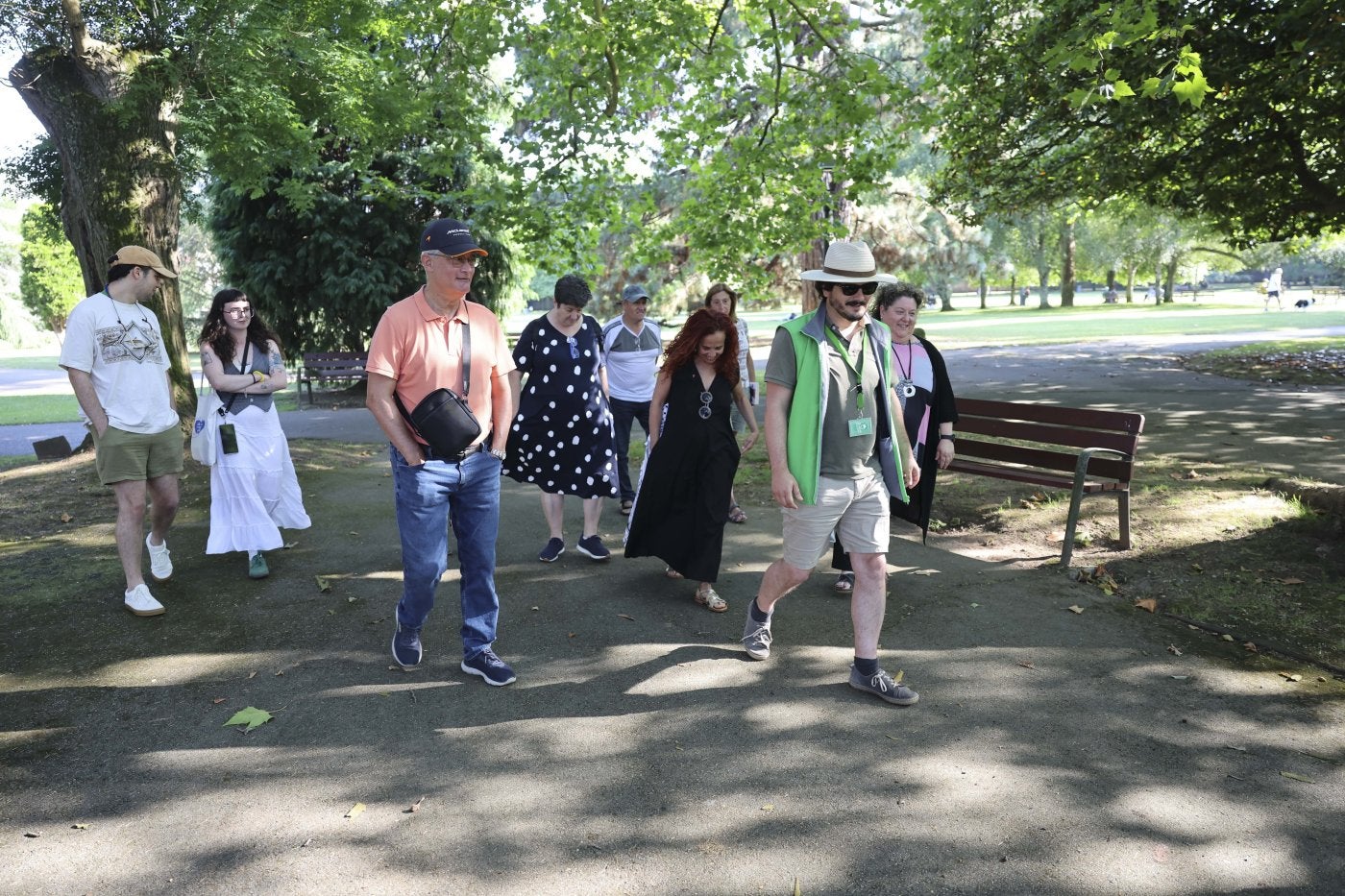 Asistentes a la visita guiada al parque de Ferrera ayer.