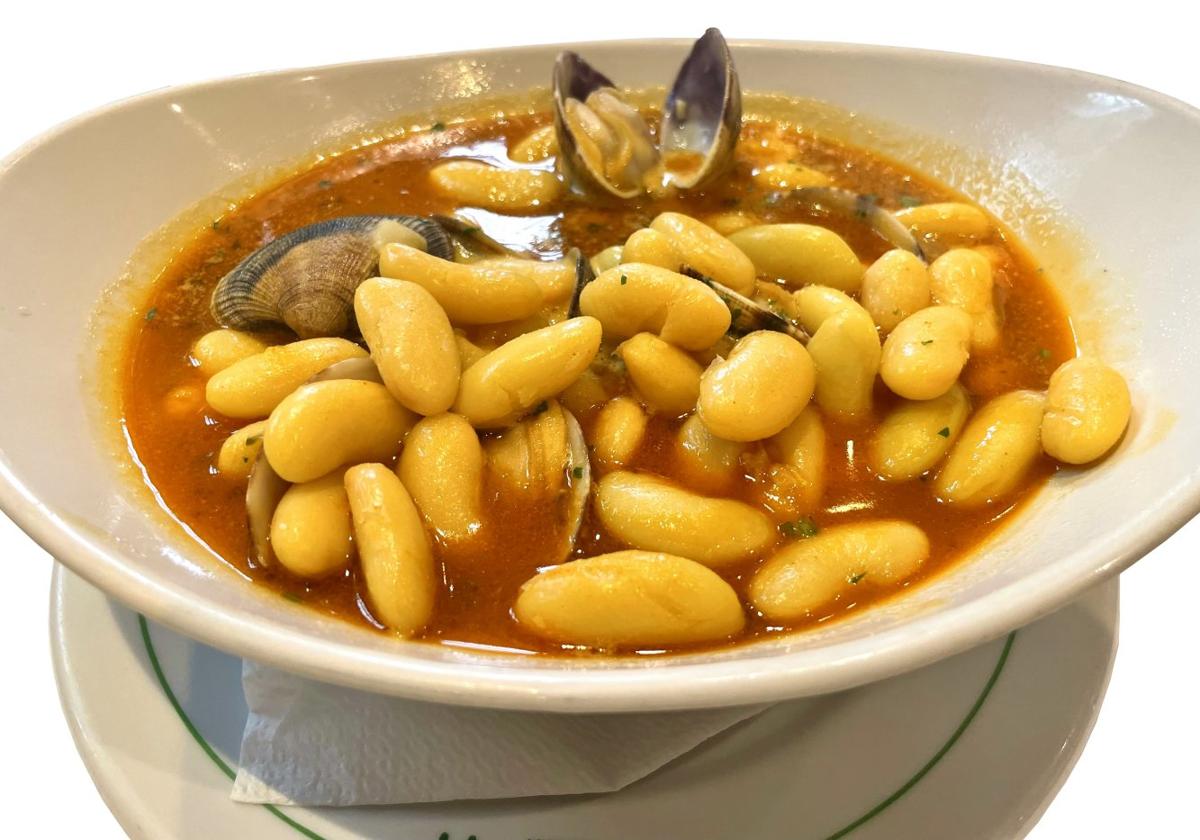 Un plato de fabes con almejas elaborado en Viñao.