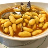 Un plato de fabes con almejas elaborado en Viñao.