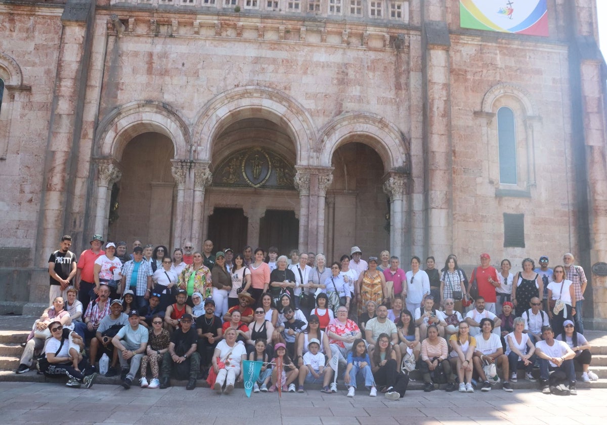 Foto de familia de usuarios y voluntarios de la Cocina Económica de Gijón delante de la Basílica de Covadonga.