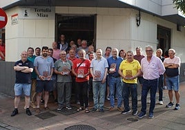 Las tres primeras parejas, con sus trofeos en El Cerillero, con miembros de la Tertulia Miau.