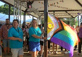 Yosune Álvarez y Rocío Saiz, durante el izado de la bandera multicolor en el camping de Deva.
