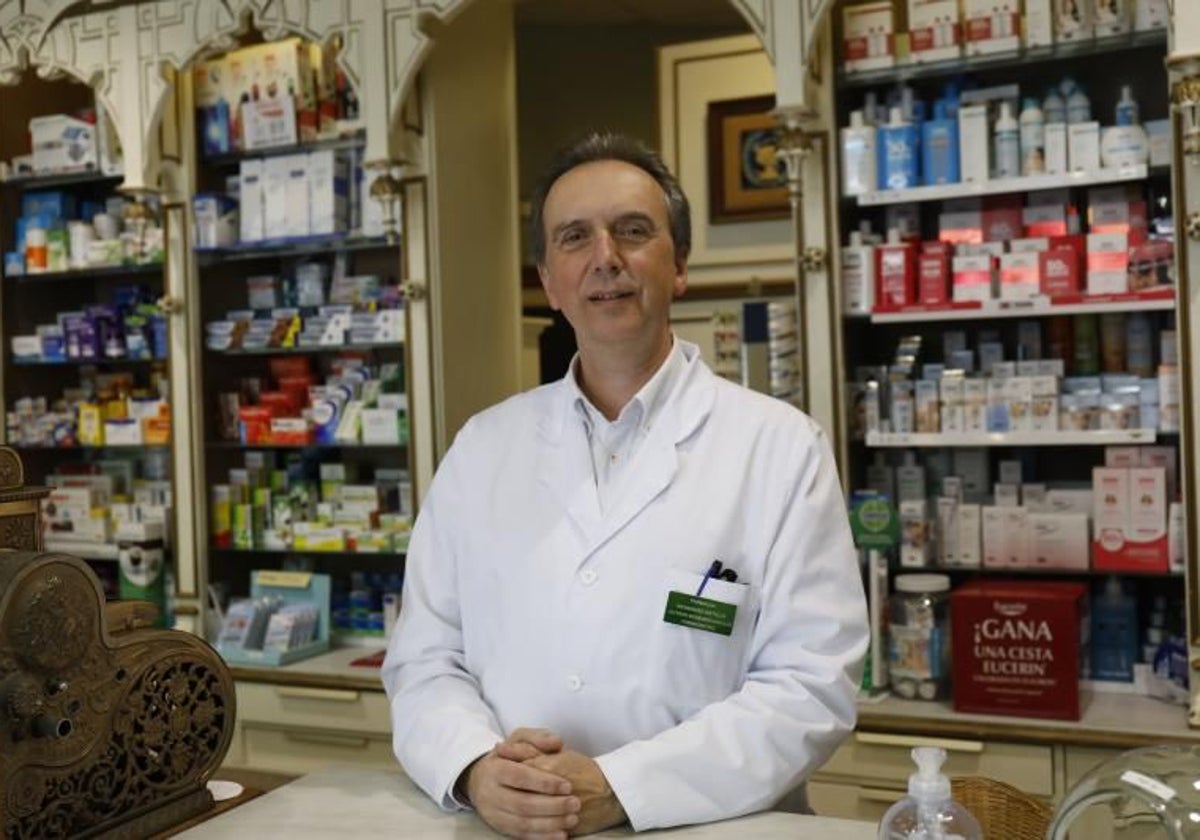 Alfredo Menéndez Antolín, en su farmacia de Gijón.