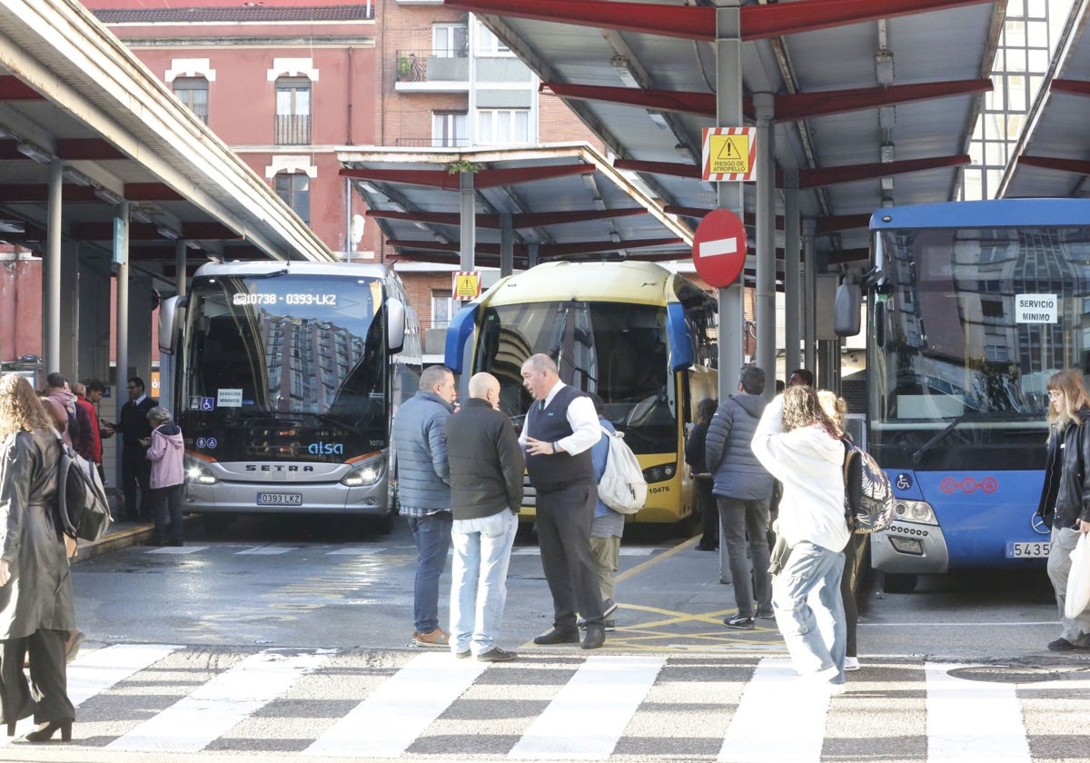 Varios autobuses, en la estación de Gijón.