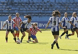Carol, con el balón, es una de las jugadoras que no continúa en el Real Avilés.