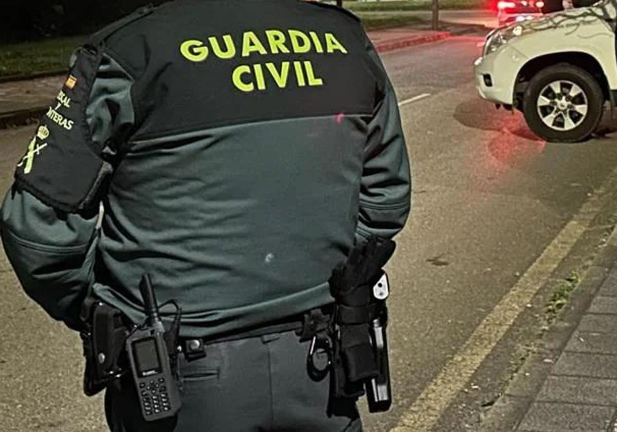La Guardia Civil identifica a dos conductores por conducción temeraria durante una exhibición nocturna sin medidas de seguridad, grabada por decenas de asistentes.