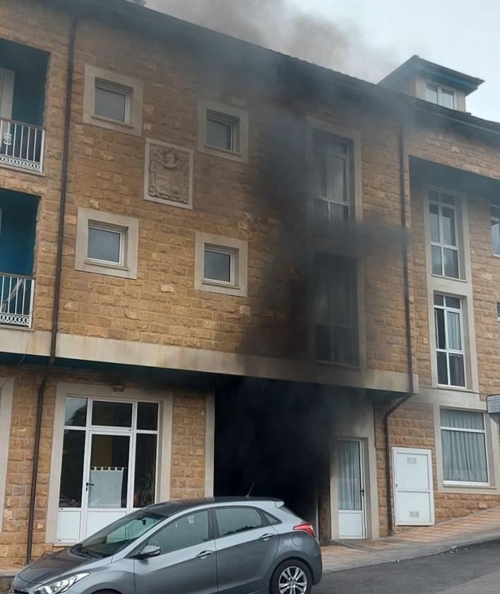 Imagen secundaria 2 - Desalojan un hotel de Cangas de Onís tras declararse un incendio en el garaje