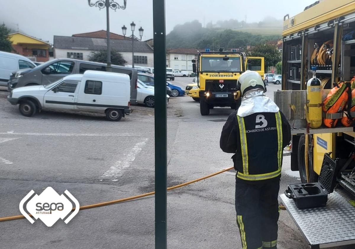 Imagen principal - Desalojan un hotel de Cangas de Onís tras declararse un incendio en el garaje