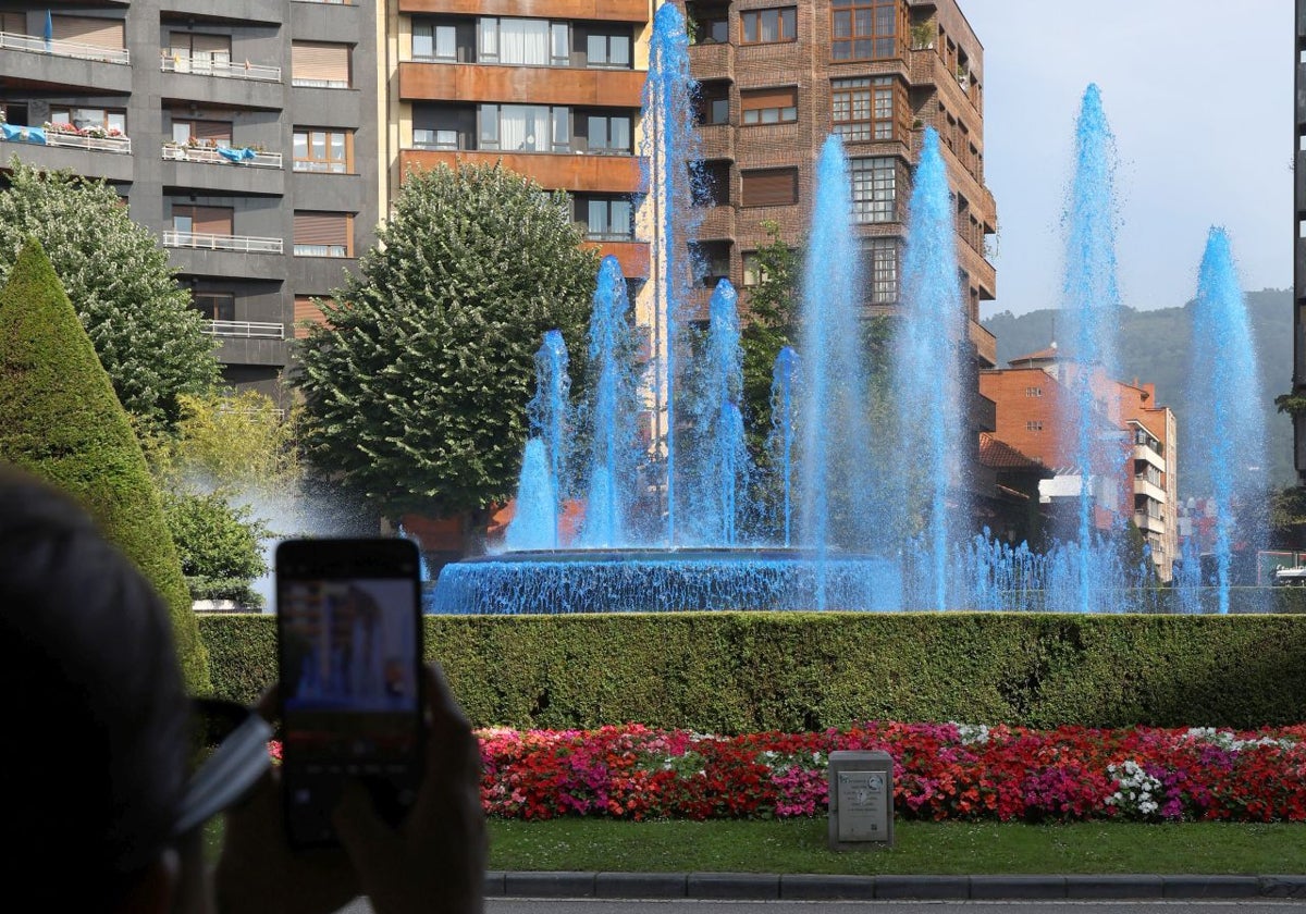 La fuente de la plaza de América, con el agua teñida de azul.
