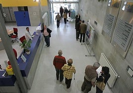 Entrada principal y área administrativa del centro de salud Puerta la Villa de Gijón.