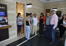 Una de las nietas de Tino 'el Roxu', su mujer María Emilia, Pedro Morán (Casa Gerardo), su hija Leticia, José Manuel Piñera (Sidra Piñera), el empresario Luis Mitre y su hija Noelia, conversan durante su velatorio en la sala 2 del Tanatorio de Cabueñes.