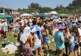 Miles de personas disfrutan de la fiesta del Xiringüelu en una jornada marcada por el intenso calor, en una edición pasada