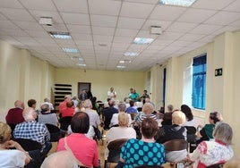 Vecinos de El Entrego, reunidos para afrontar las falta de noticias sobre el cementerio entreguín.