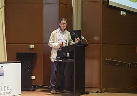 Néstor Szerman durante su intervención en Avilés.