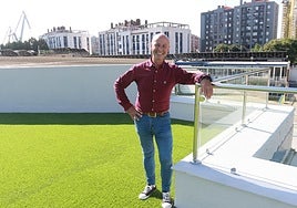 Gonzalo González Méndez, en la recién inaugurada terraza solárium del club.