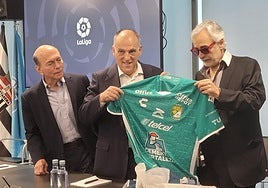 Javier Tebas con Jesús Martínez, en un acto reciente.