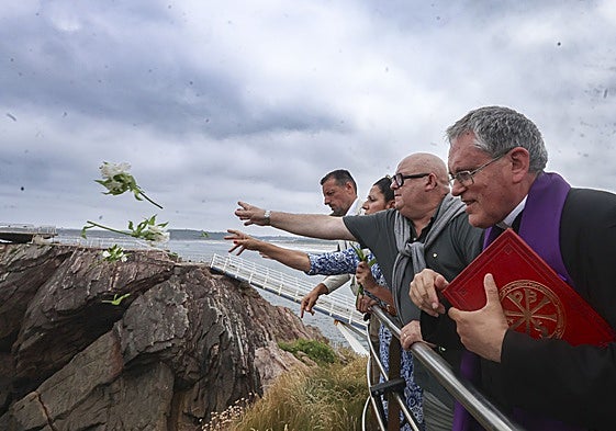 Eloy Alonso, Marián González-Carbajal, José Jorge Anes y Adolfo Manuel Álvarez durante la ofrenda en el mirador del Museo.
