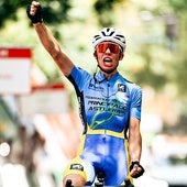 Noval levanta el brazo victorioso en la meta de Granada