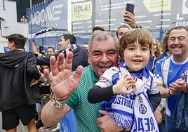 Aficionados de todas las edades, volcados con el Real Avilés.