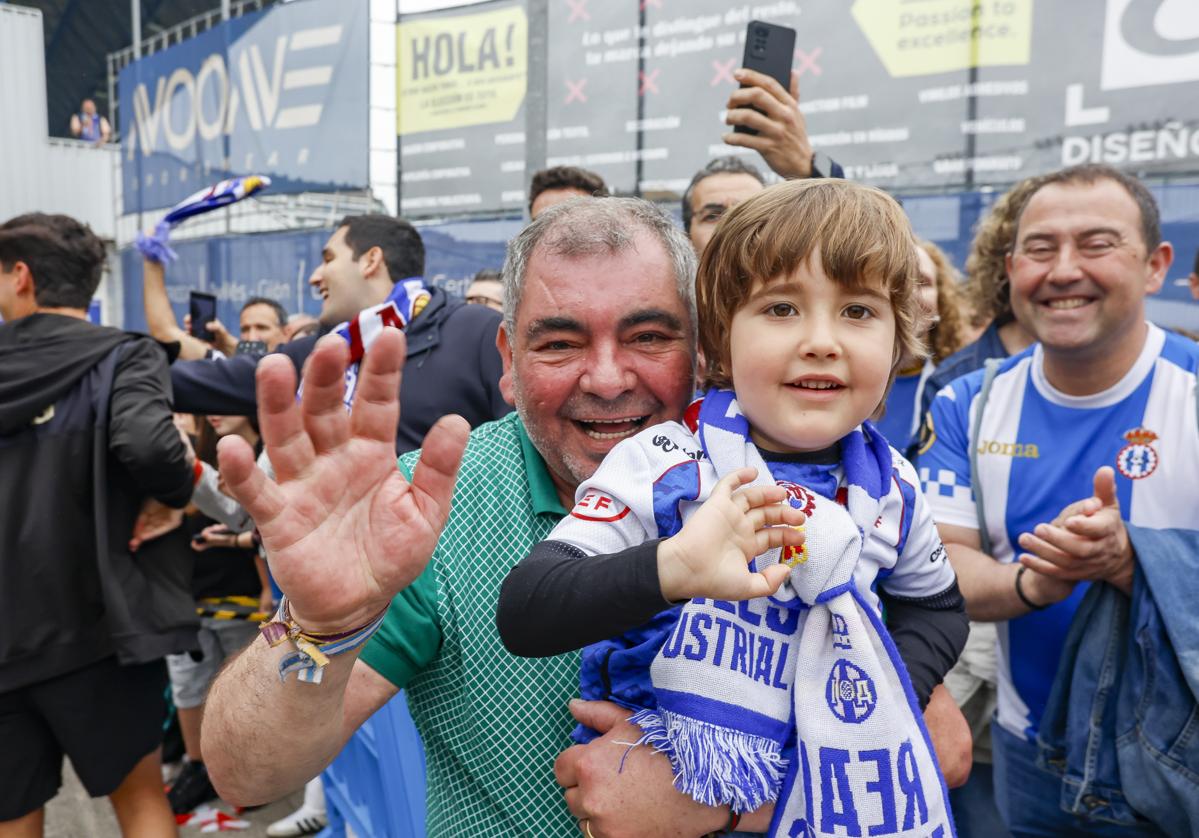 Aficionados de todas las edades, volcados con el Real Avilés.