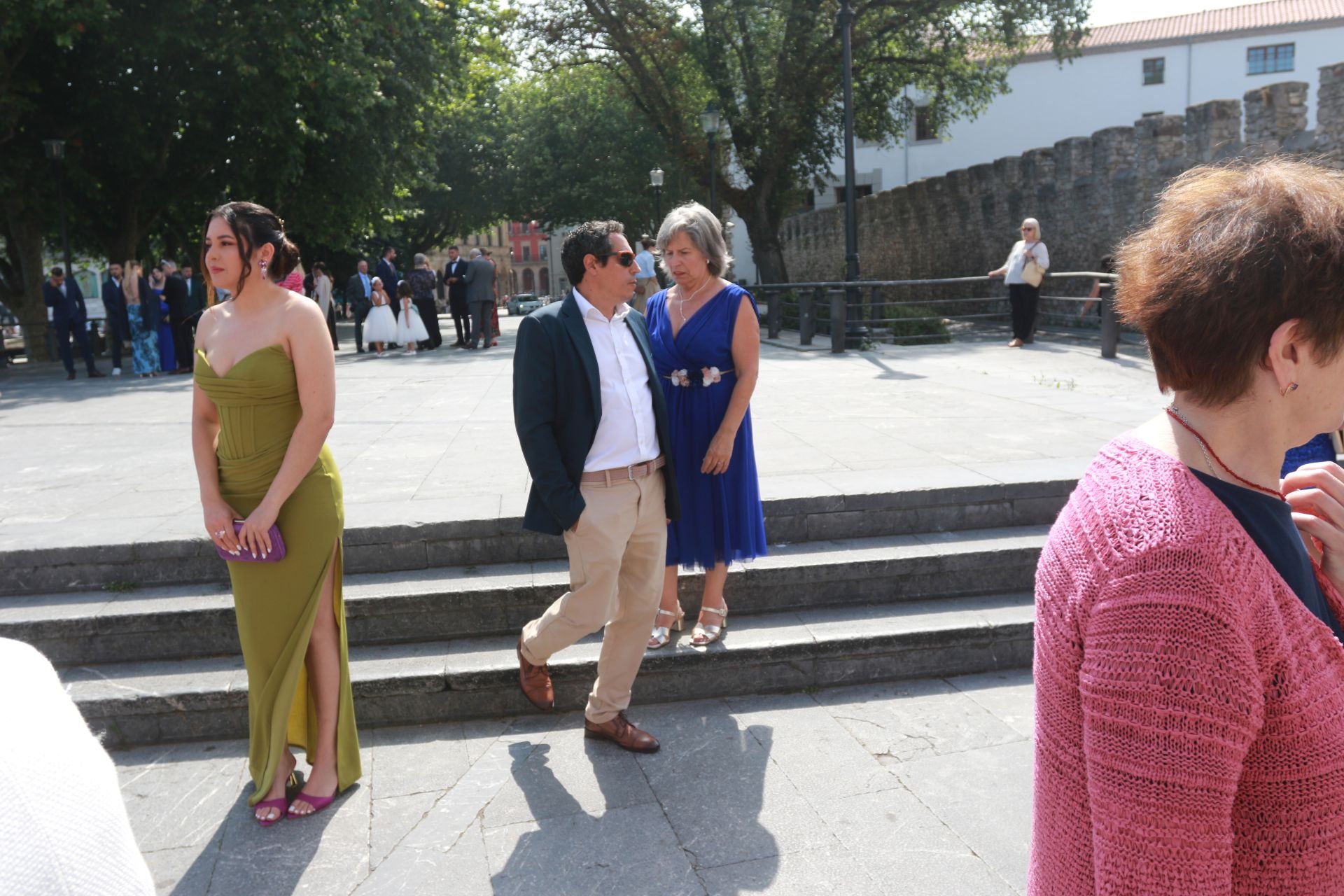 En Harley, vestida de blanco hasta la iglesia de San Pedro: gran boda motera en Gijón