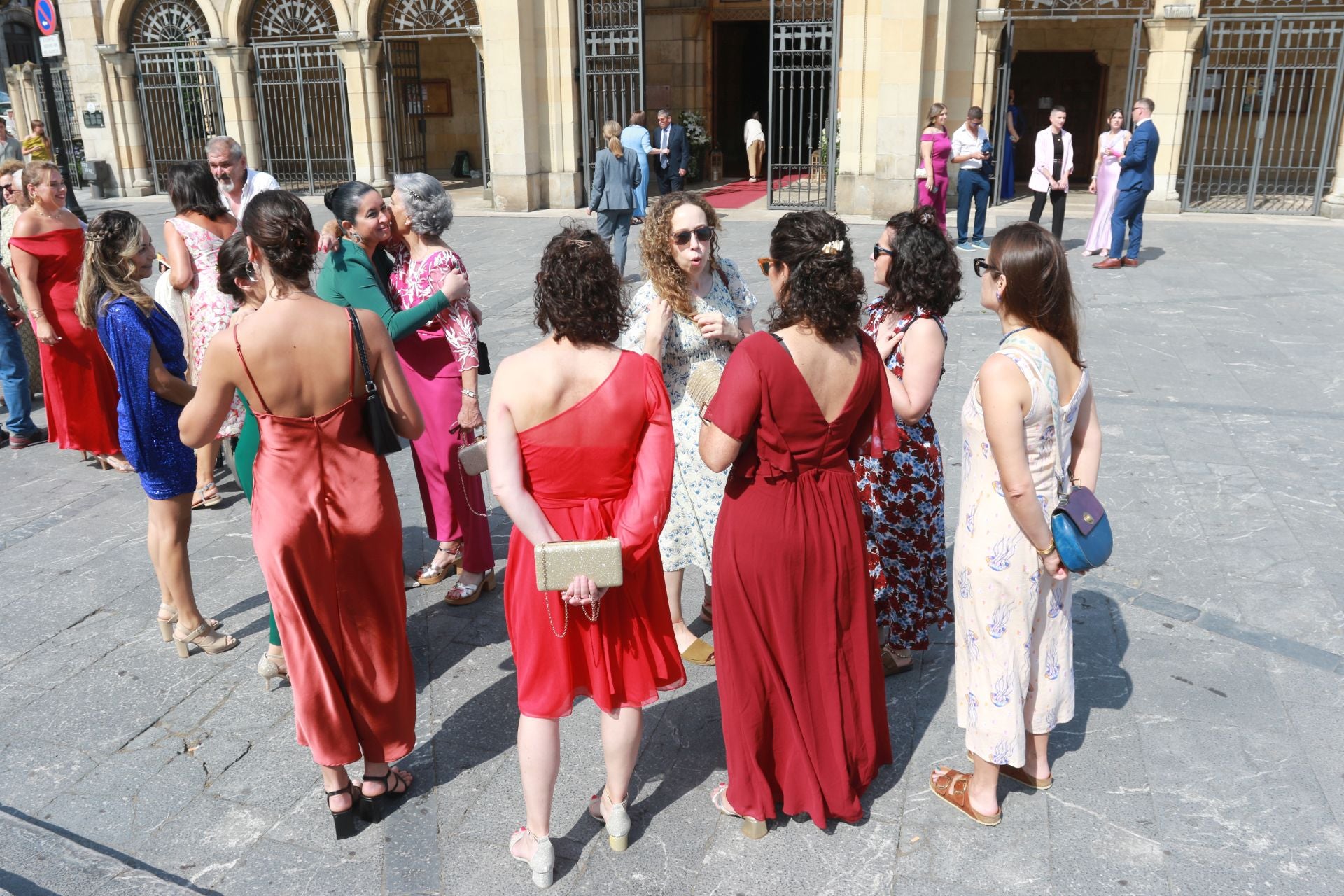 En Harley, vestida de blanco hasta la iglesia de San Pedro: gran boda motera en Gijón