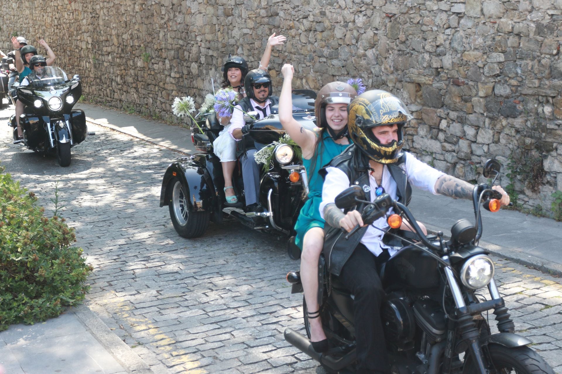 En Harley, vestida de blanco hasta la iglesia de San Pedro: gran boda motera en Gijón