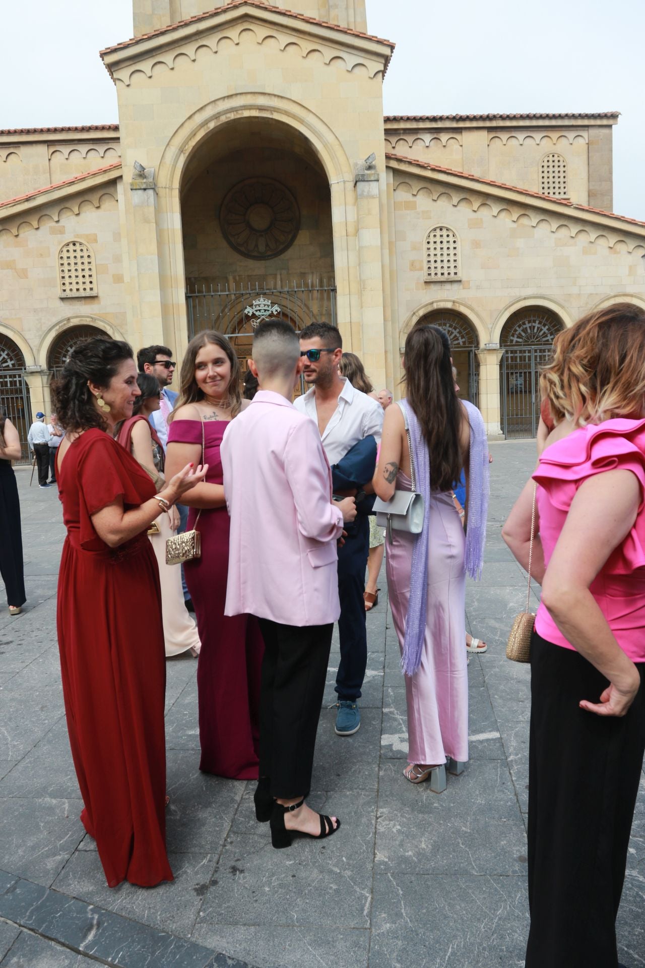 En Harley, vestida de blanco hasta la iglesia de San Pedro: gran boda motera en Gijón