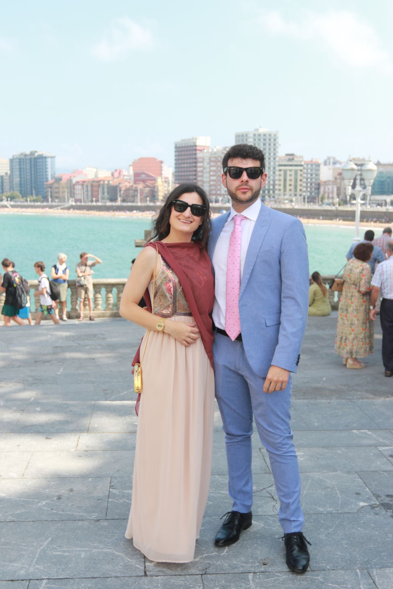 En Harley, vestida de blanco hasta la iglesia de San Pedro: gran boda motera en Gijón