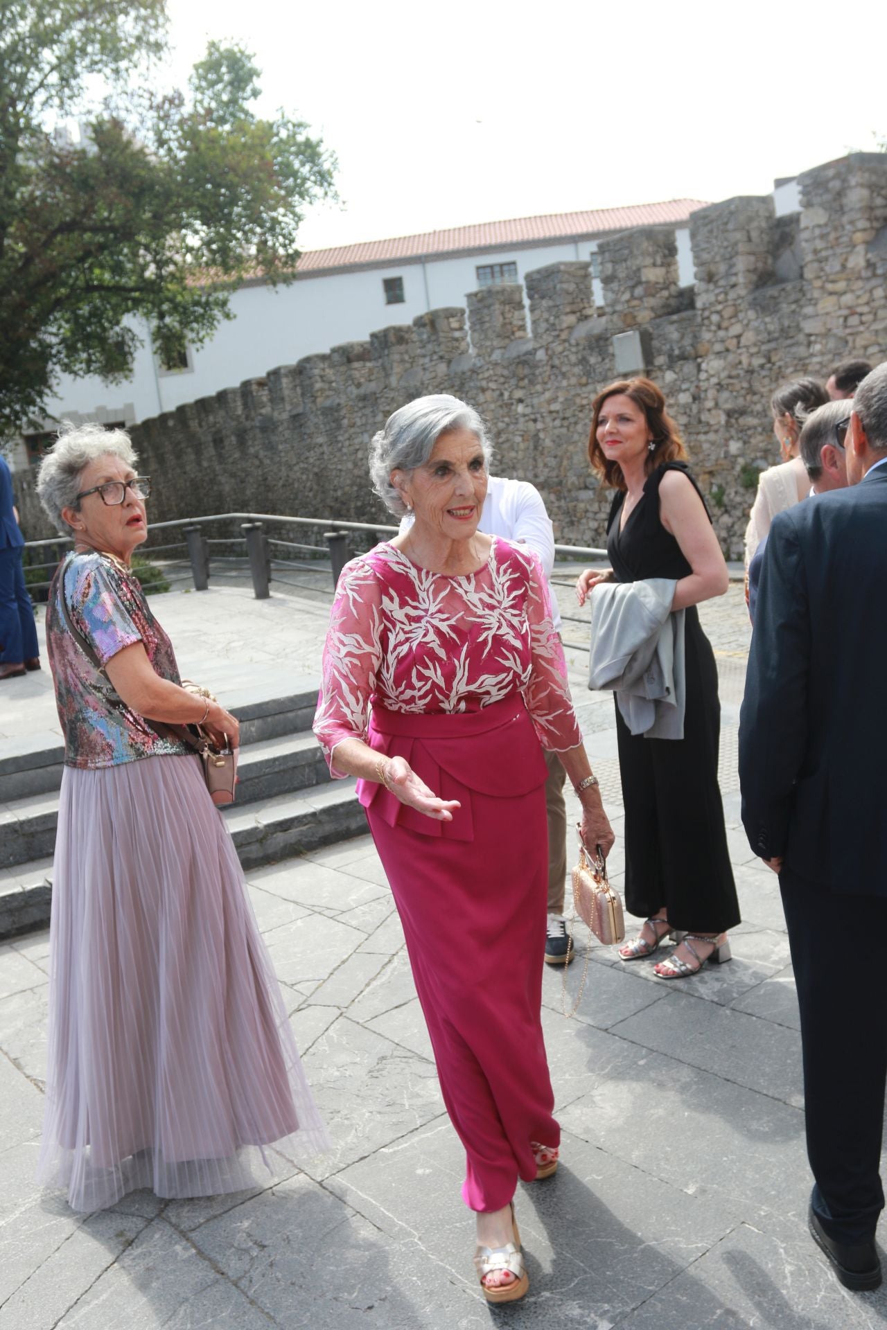 En Harley, vestida de blanco hasta la iglesia de San Pedro: gran boda motera en Gijón