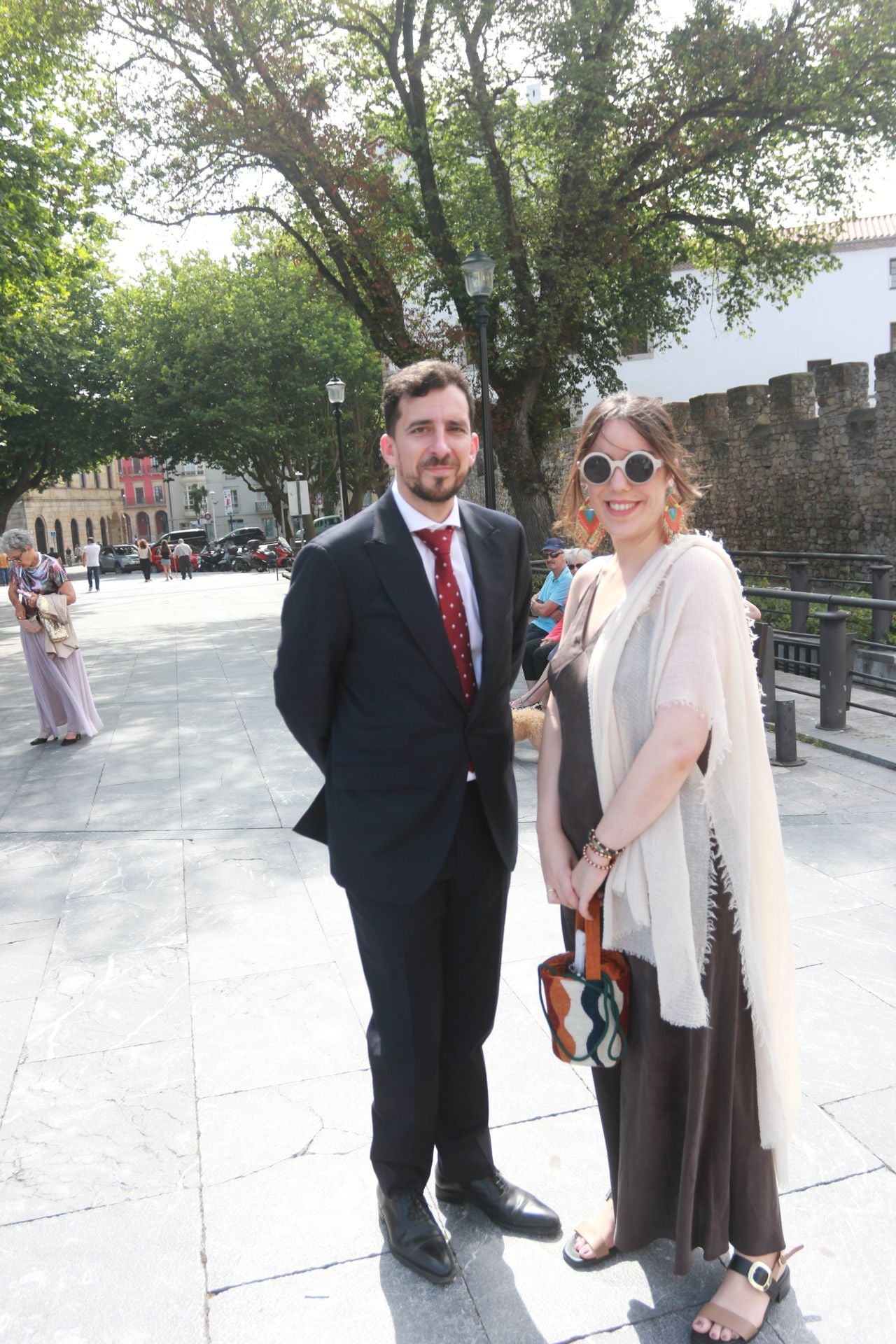En Harley, vestida de blanco hasta la iglesia de San Pedro: gran boda motera en Gijón