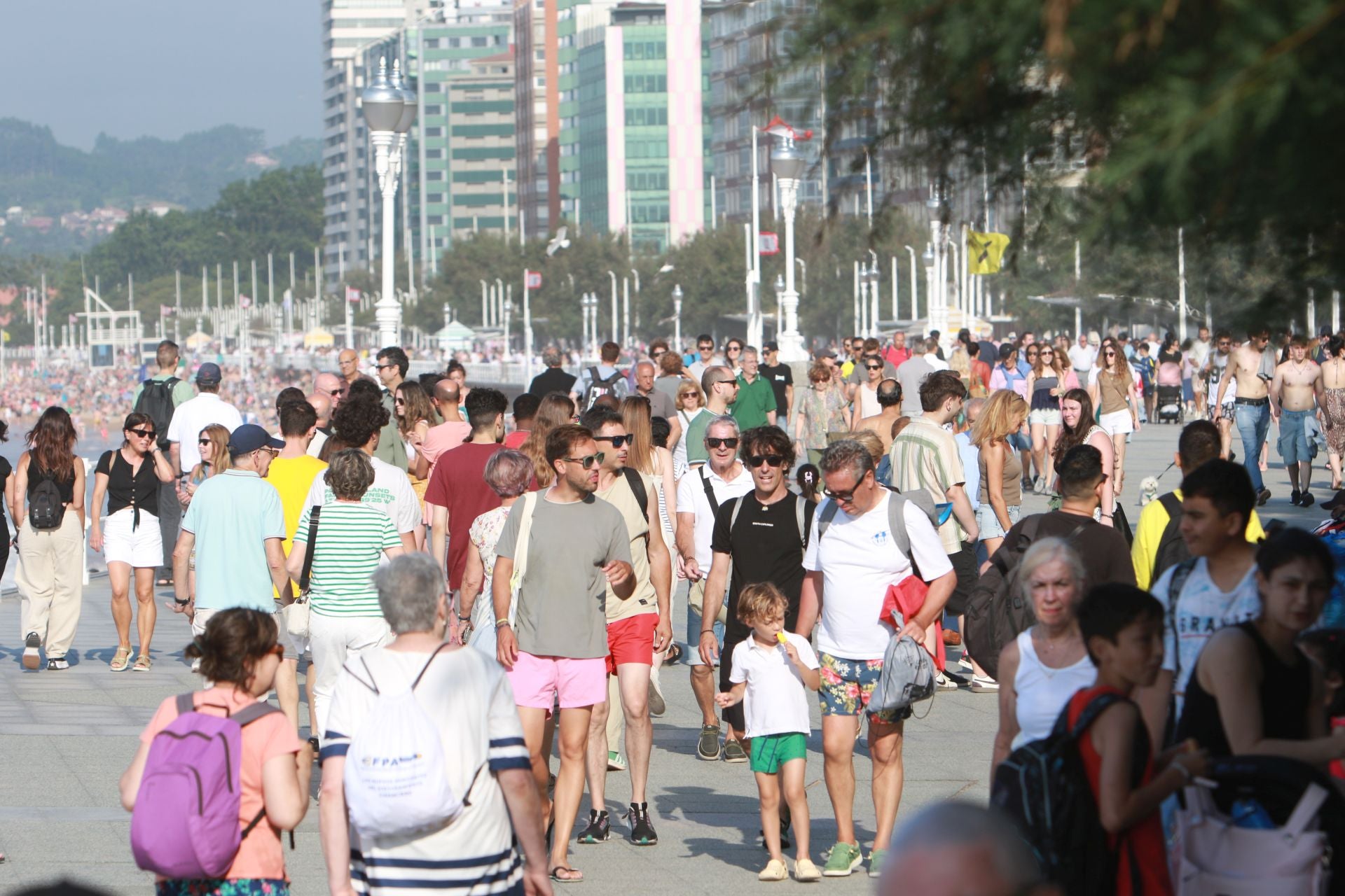 Sol, calor, playa y terrazas llenas en Asturias