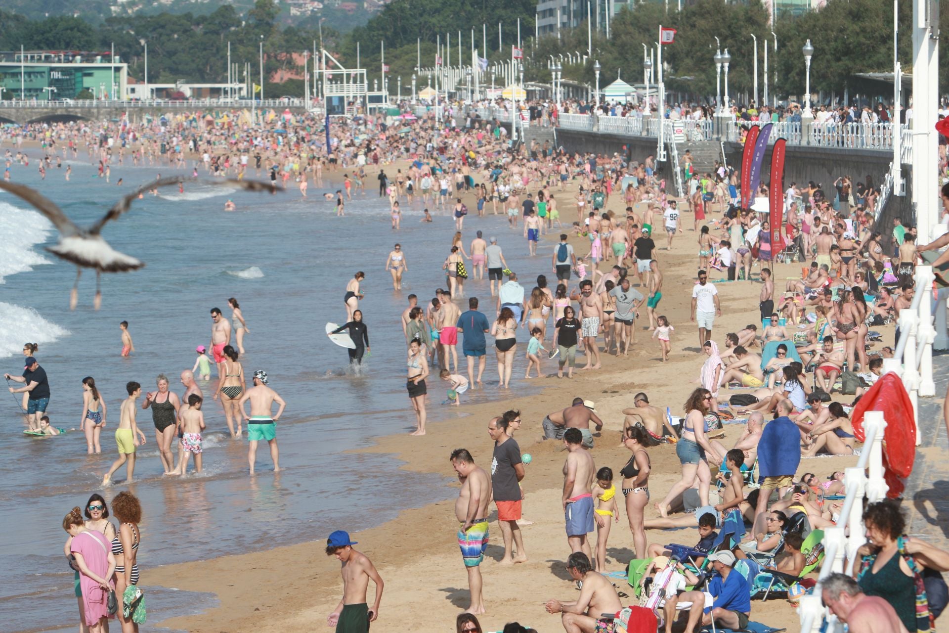 Sol, calor, playa y terrazas llenas en Asturias