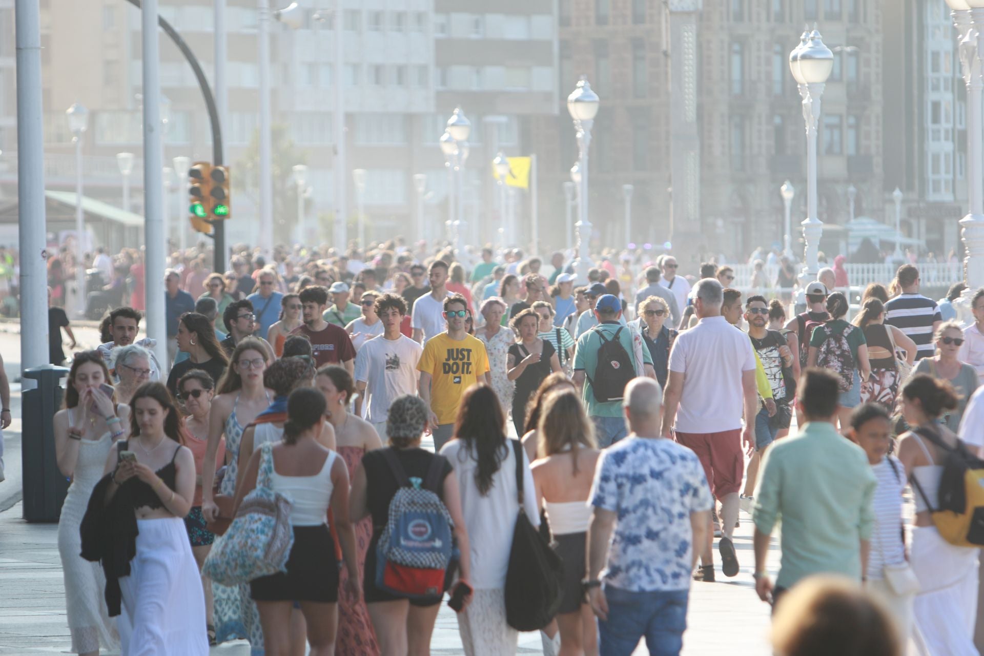 Sol, calor, playa y terrazas llenas en Asturias