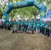 Participantes de la II Caminata Solidaria de los 10.000 pasos, ayer, en Castiello de Bernueces.