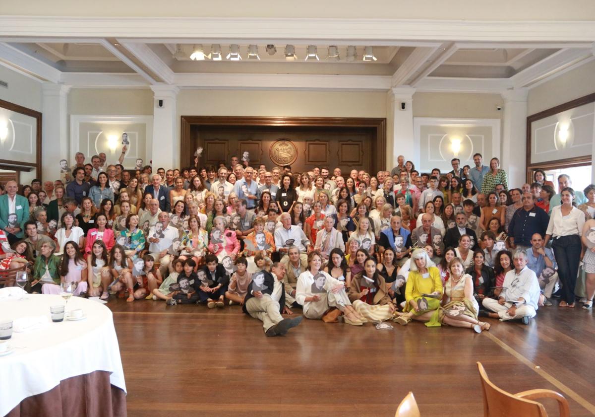 Foto de grupo de la familia Lantero durante el encuentro que tuvo lugar en el Real Club Astur de Regatas de Gijón, donde se reunieron 220 familiares.