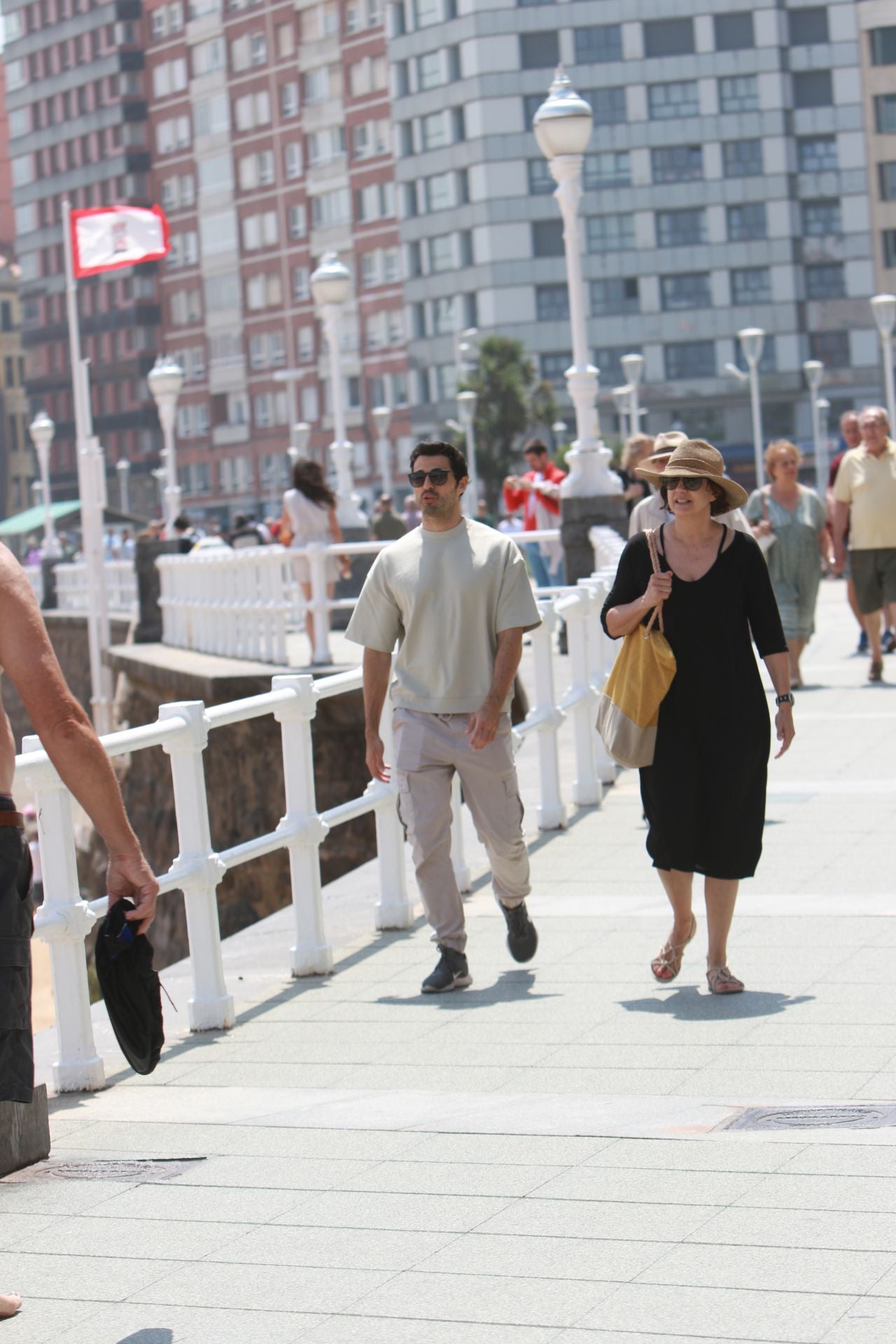 Sol, calor, playa y terrazas llenas en Asturias
